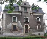 Murs fortement endommagés par des remontées d'humidité.